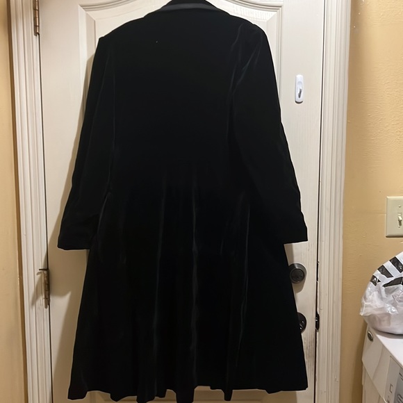 New Women’s Omoone black velvet coat in Medium (I also have it in maroon S) - Picture 7 of 9